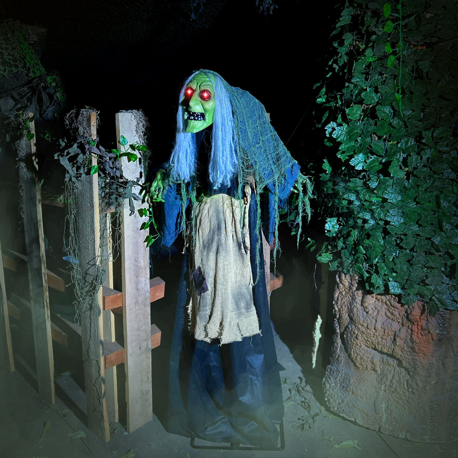 Lifesize Animatronic Witch, Lights and Sound