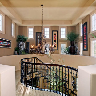 Idéer för en stor eklektisk hall, med vita väggar, heltäckningsmatta och beiget golv