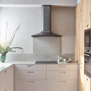 Idee per una cucina minimalista di medie dimensioni con lavello sottopiano, ante in legno chiaro, top alla veneziana, paraspruzzi grigio, paraspruzzi in granito, elettrodomestici da incasso, pavimento con piastrelle in ceramica, nessuna isola, pavimento grigio, top verde e ante lisce