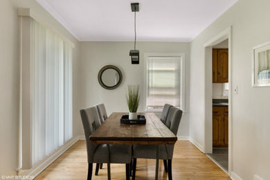 Example of a dining room design in Chicago