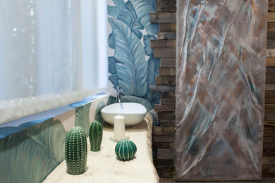 Imagen de cuarto de baño único tropical con paredes multicolor, aseo y ducha, lavabo sobreencimera, encimera de madera, ducha con puerta corredera y papel pintado