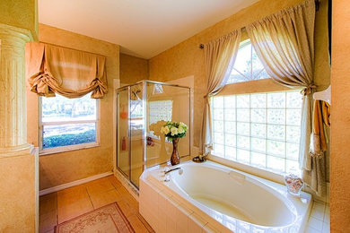 Example of a bathroom design in Tampa