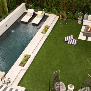 Großes Klassisches Sportbecken hinter dem Haus in rechteckiger Form mit Betonplatten in Los Angeles