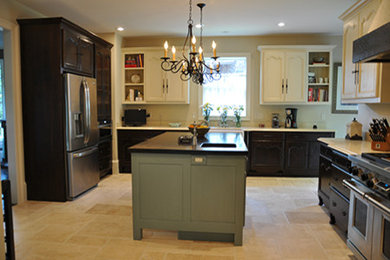 広いトラディショナルスタイルのおしゃれなキッチン (落し込みパネル扉のキャビネット、濃色木目調キャビネット) の写真