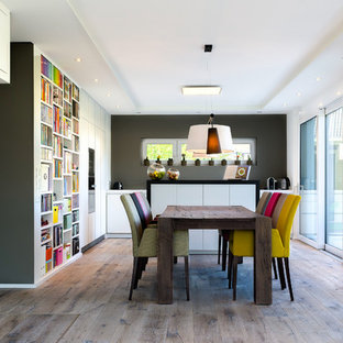 シュトゥットガルトの中サイズのコンテンポラリースタイルのLDKの画像 (グレーの壁、無垢フローリング、暖炉なし)