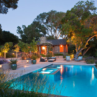 Foto på en stor funkis träningspool på baksidan av huset, med spabad och betongplatta