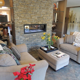 Ispirazione per un piccolo soggiorno minimalista aperto con pareti marroni, pavimento con piastrelle in ceramica, camino bifacciale e cornice del camino in pietra