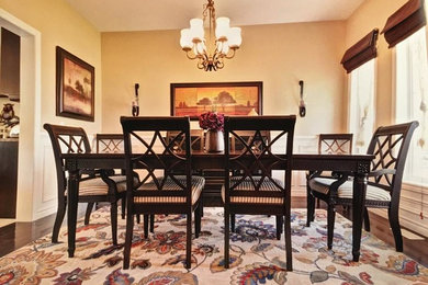 Dining room - dining room idea in Toronto