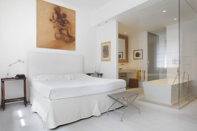 Foto di una camera matrimoniale moderna con pareti bianche e parquet chiaro