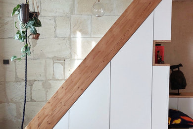 Idées déco pour un petite dressing et rangement moderne avec un placard à porte plane.