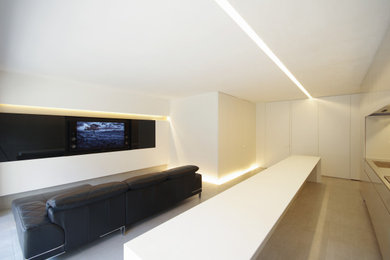 Diseño de salón abierto moderno sin chimenea con paredes blancas, suelo de baldosas de porcelana, pared multimedia y suelo gris