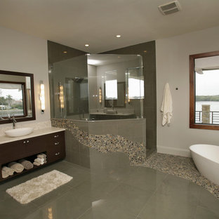 Foto di una stanza da bagno minimalista con vasca freestanding, piastrelle di ciottoli e pavimento con piastrelle di ciottoli