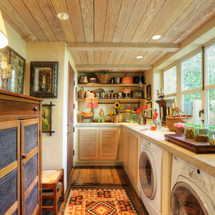 Foto de lavadero multiusos y en L, campestre, con armarios con puertas mallorquinas y lavadora y secadora juntas