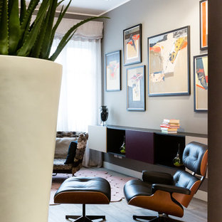 Idée de décoration pour un très grand hall d'entrée bohème avec un mur gris, un sol en bois foncé, une porte double, une porte grise et un sol gris.
