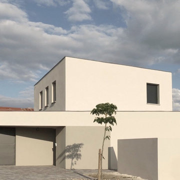 Maison T.
