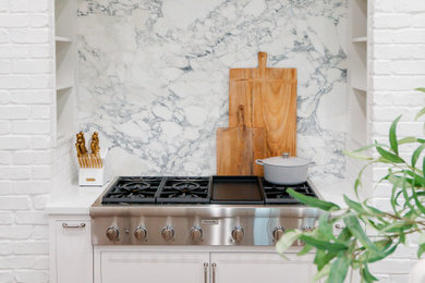 Example of a classic kitchen design in Dallas