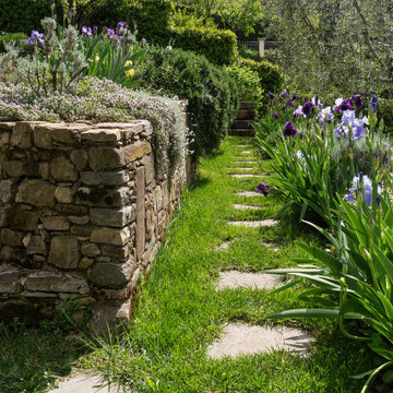 I muri e le scale in pietra disegnano la forma del giardino