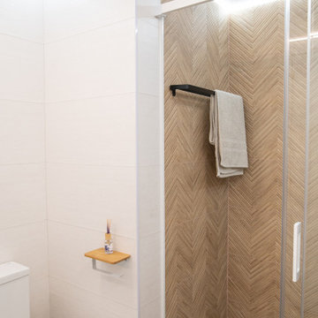 Ducha efecto lluvia de techo en baño de estilo natural