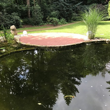Gartenteichanlage mit Sitzplatz, Bachlauf und Gartenbeleuchtung