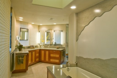 ハワイにある広いトロピカルスタイルのおしゃれな浴室の写真