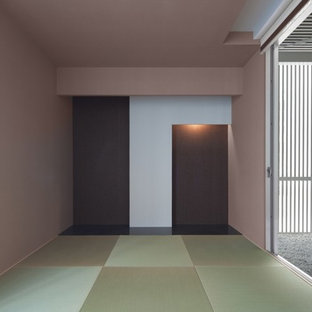 Modern home office and library in Fukuoka with tatami flooring.