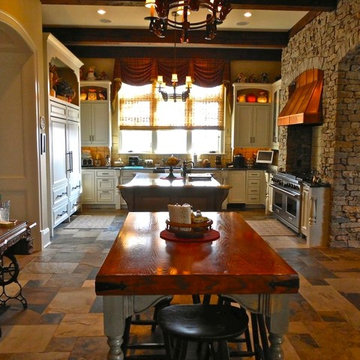 Spacious Kitchen & Serving Bar