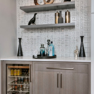 他の地域の中サイズのトランジショナルスタイルのおしゃれなウェットバー (珪岩カウンター、白いキッチンパネル、大理石の床、濃色無垢フローリング、茶色い床、シンクなし、フラットパネル扉のキャビネット、中間色木目調キャビネット、白いキッチンカウンター) の写真