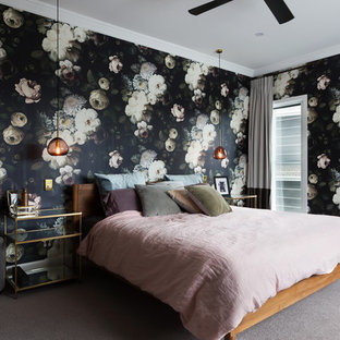 Imagen de dormitorio principal, actual, con paredes multicolor, moqueta y suelo gris