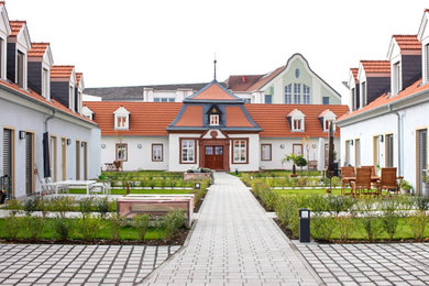 Großes, Zweistöckiges Klassisches Haus mit Putzfassade, weißer Fassadenfarbe, Mansardendach und Ziegeldach in Sonstige