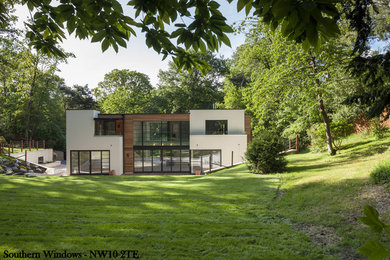 Photo of a contemporary house exterior in Surrey.