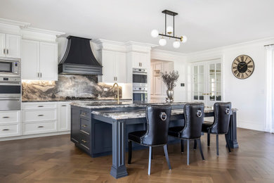 Foto di una cucina design con ante in stile shaker, ante bianche, paraspruzzi grigio, paraspruzzi in lastra di pietra, parquet scuro, pavimento marrone e top grigio