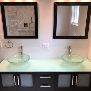 Idee per una stanza da bagno padronale minimalista di medie dimensioni con ante di vetro, ante nere, doccia doppia, WC a due pezzi, piastrelle bianche, piastrelle di marmo, pareti bianche, pavimento con piastrelle in ceramica, lavabo a bacinella, top in vetro, pavimento bianco e top turchese