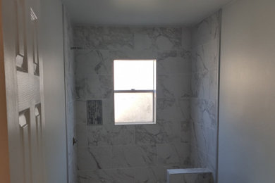 ヒューストンにある高級な中くらいなモダンスタイルのおしゃれなバスルーム (浴槽なし) (オープン型シャワー、セラミックタイル、洗面台1つ、独立型洗面台、白い天井) の写真