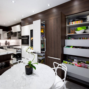 Modern Functional Oak Kitchen