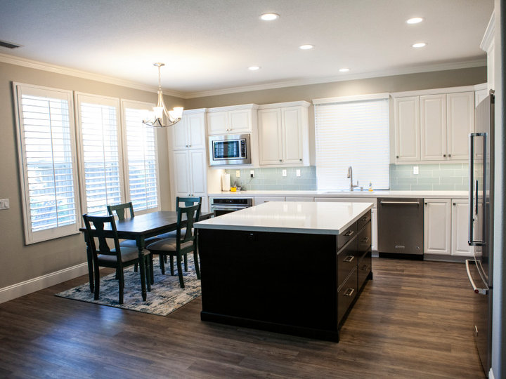 Great Room - Modern Kitchen