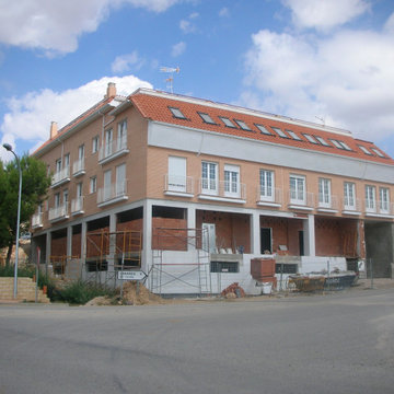 Edificio 19 viviendas, 4 locales comerciales y 15 plazas de garaje 2.208,26 m2.