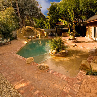 ロサンゼルスの中サイズのオーダーメイドトランジショナルスタイルのおしゃれな裏庭プール (ウォータースライダー、レンガ敷き) の写真
