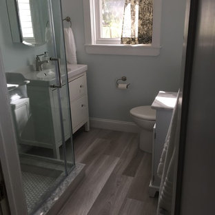 Esempio di una piccola stanza da bagno padronale minimalista con consolle stile comò, ante in legno chiaro, doccia ad angolo, WC a due pezzi, piastrelle grigie, piastrelle in gres porcellanato, pareti grigie, pavimento con piastrelle in ceramica, lavabo a consolle e top in marmo