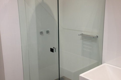 Design ideas for a mid-sized modern bathroom in Perth.