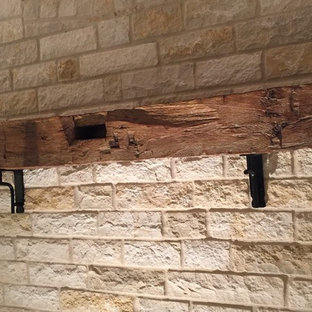 Großes, Repräsentatives Mediterranes Wohnzimmer im Loft-Stil mit beiger Wandfarbe, Hängekamin und Kaminsims aus Stein in Dallas