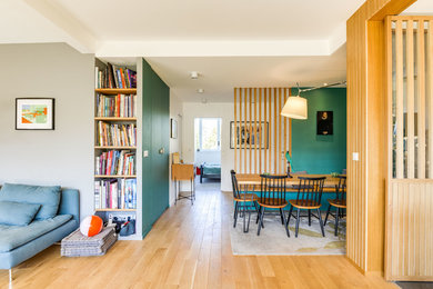 Cette image montre un salon minimaliste.