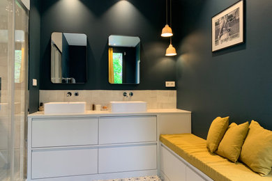 Diseño de cuarto de baño moderno con suelo de azulejos de cemento