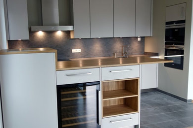 Photo of a mid-sized contemporary kitchen in Frankfurt.