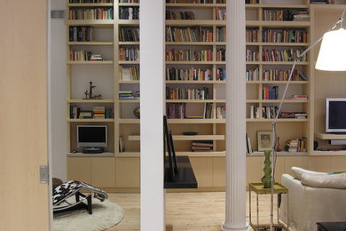 Example of a minimalist entryway design in New York