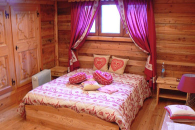 Ispirazione per una camera da letto stile rurale