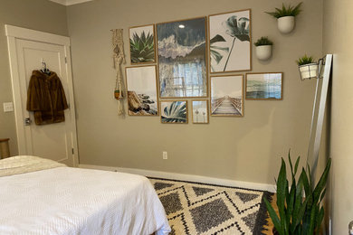 Diseño de habitación de invitados de estilo americano pequeña con paredes grises, suelo de madera en tonos medios y suelo marrón