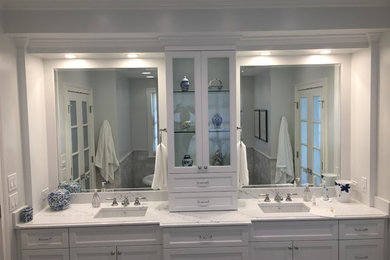 Minimalist bathroom photo in Chicago