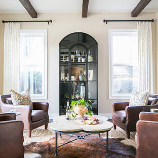 Mediterranes Wohnzimmer mit Hausbar und beiger Wandfarbe in San Diego