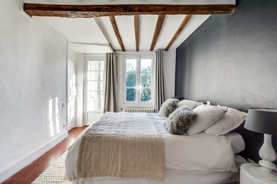 Réalisation d'une chambre d'amis blanche et bois design de taille moyenne avec tomettes au sol et un mur noir.