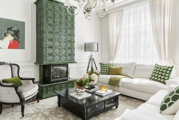 Traditional Living Room by М.АРТ БЮРО